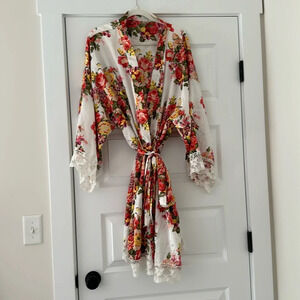 White floral robe w/lace details